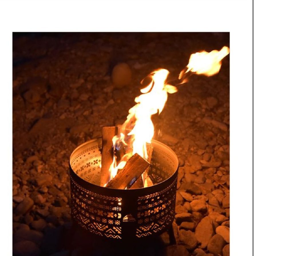 Brasero de acero ardiendo de noche